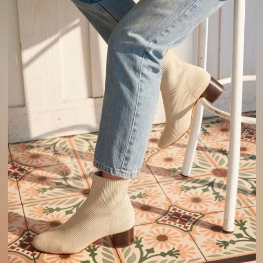 CUSHIONAIRE Women's Neely Stretch bootie +Memory Foam 7 WIDE IVORY